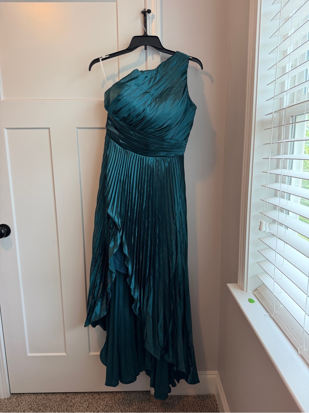 One-Shoulder Emerald Pleated Evening Dress